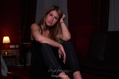 Lili / Menschen / sitting,one person,indoors,real people,lifestyles,emotion,contemplation,front view,home interior,sadness,leisure activity,three quarter length,women,looking,depression  sadness,hairstyle,beautiful woman,dark,sensuality