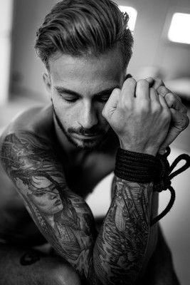 » #9/9 « / bound / Blog post by <a href="https://strkng.com/en/photographer/pure+male+photography/">Photographer pure male photography</a> / 2019-11-04 13:08