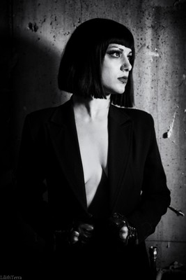 » #1/3 « / Dark Side Of The Moon. / Blog post by <a href="https://strkng.com/en/photographer/lilith+terra/">Photographer Lilith Terra</a> / 2021-05-28 11:29 / Portrait / Berlin,Greenhouse,Canon,Performer