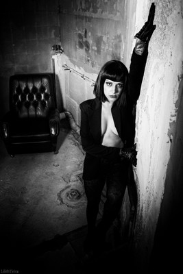 » #2/3 « / Dark Side Of The Moon. / Blog-Beitrag von <a href="https://strkng.com/de/fotografin/lilith+terra/">Fotografin Lilith Terra</a> / 28.05.2021 11:29 / Schwarz-weiss