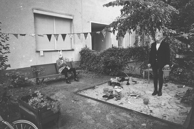 » #4/5 « / For a visit. / Blog-Beitrag von <a href="https://strkng.com/de/fotografin/lilith+terra/">Fotografin Lilith Terra</a> / 27.07.2025 18:37 / Schwarz-weiss / berlin