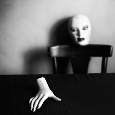 Frau mit roten Fingernägeln / Konzeptionell / bnw,monochrome,schwarzweiß,surreal,konzeptionell,mensch,Hand,Puppenkopf,Phantasie