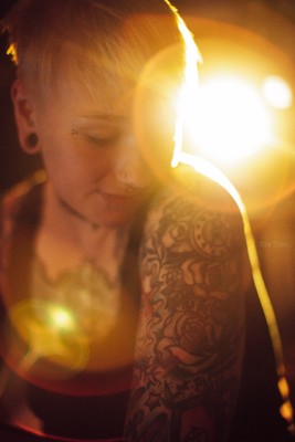 Licht und Liebe / Portrait / sonnenlicht,sonnenlichtlampe,tattoos,portrait