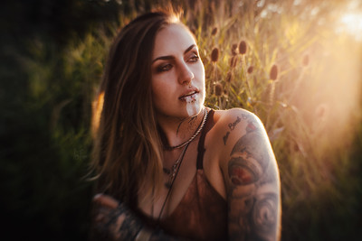 Kat van Hell / Portrait / tattoos,lensbaby,portrait,makeup,licht,sonne
