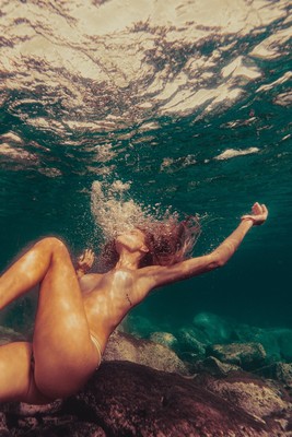 » #2/3 « / Green underwater girl / Blog post by <a href="https://strkng.com/en/photographer/jos%C3%A9+bringas/">Photographer José Bringas</a> / 2021-01-04 00:17