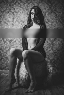 Sitting / Schwarz-weiss / woman,nude,indoor,bnw