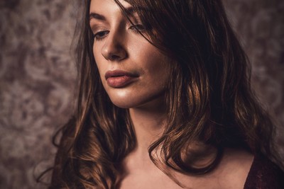 look down / Portrait / woman,portrait,indoor,close