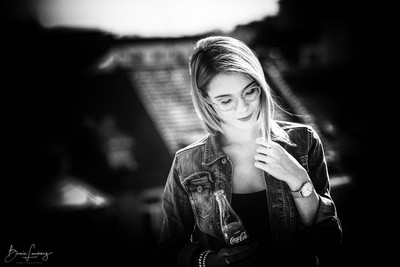 Coke / Schwarz-weiss / portrait,woman,bnw,dach,availablelight,outdoor,schwarzweiss