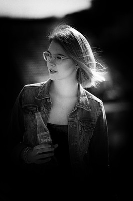 wind / Schwarz-weiss / woman,portrait,outdoor,dach,availablelight,schwarzweiss