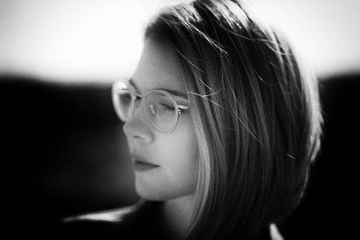 Brille / Schwarz-weiss / brille,bnw,portrait,outdoor,schwarzweiss,availablelight