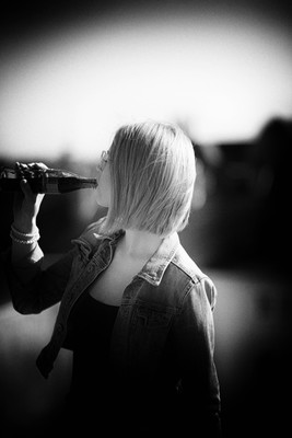 drink / Schwarz-weiss / dach,drink,bnw,portrait,availablelight,schwarzweiss,woman