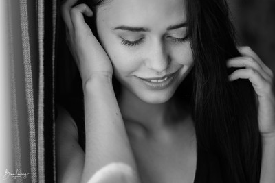 hidden smile / Portrait / woman,indoor,availablelight,face,bnwphotography