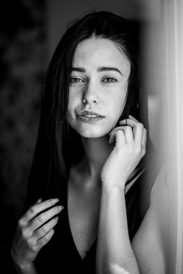 by the window / Portrait / avaialblelight,indoor,woman,portrait