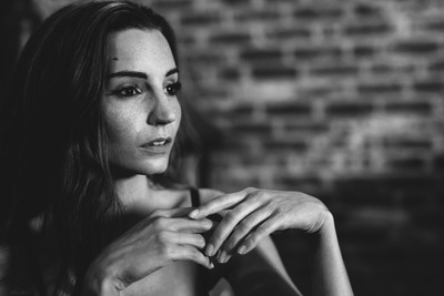 look  / Schwarz-weiss / woman,indoor,bnw,portrait