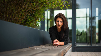 auf der Bank / Menschen / outdoor,woman,model,bank