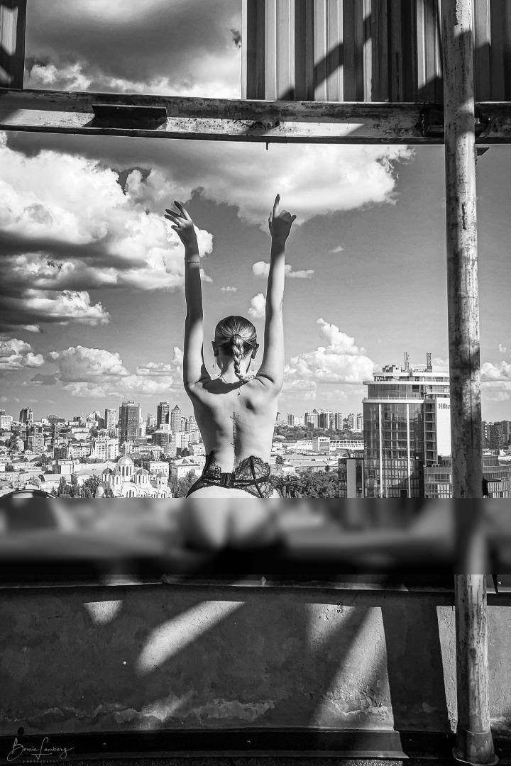 Zwischen Beton und Weite / Nude / model,woman,outdoor,nude,rooftop,city