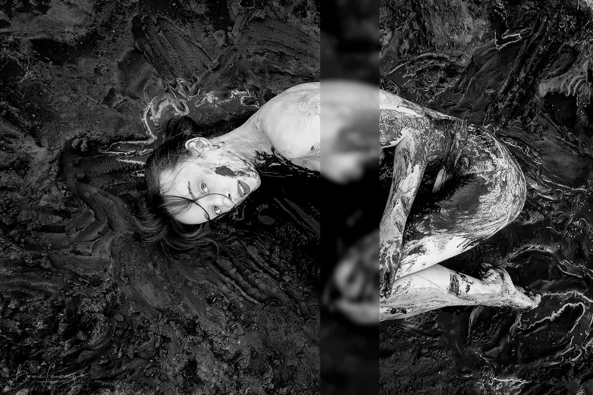 Verwobene Erde / Schwarz-weiss / nude,mud,woman,model,bnw,outdoor,schwarzweiss