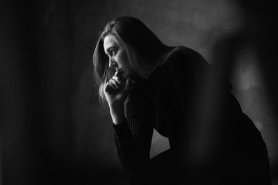 » #4/7 « / ...in the shadow / Blog post by <a href="https://strkng.com/en/photographer/olaf+korbanek/">Photographer Olaf Korbanek</a> / 2020-02-29 08:50 / Schwarz-weiss