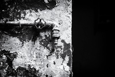 » #1/9 « / Abandoned factory in Milan / Blog post by <a href="https://strkng.com/en/photographer/storvandre+photography/">Photographer Storvandre Photography</a> / 2020-06-19 10:16 / Schwarz-weiss