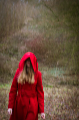 » #1/6 « / little red riding hood / Blog post by <a href="https://strkng.com/en/photographer/sanna+dimario/">Photographer Sanna Dimario</a> / 2020-01-17 22:31