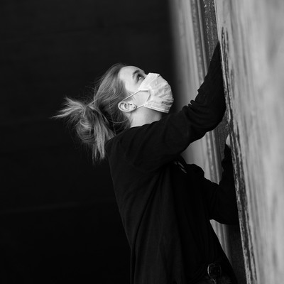 » #1/9 « / masked girl / Blog-Beitrag von <a href="https://strkng.com/de/fotografin/sanna+dimario/">Fotografin Sanna Dimario</a> / 13.08.2020 23:13 / Portrait / #corona
