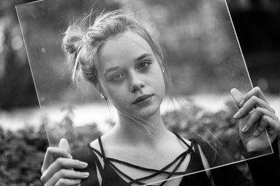 » #7/9 « / masked girl / Blog-Beitrag von <a href="https://strkng.com/de/fotografin/sanna+dimario/">Fotografin Sanna Dimario</a> / 13.08.2020 23:13 / Portrait / corona