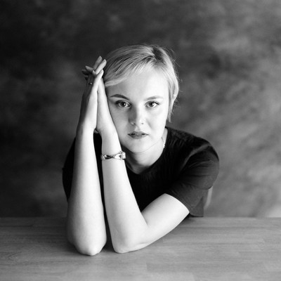 » #2/9 « / Liza - Timeless / Blog-Beitrag von <a href="https://sammet.strkng.com/de/">Fotograf Max Sammet</a> / 10.09.2023 12:58 / Portrait