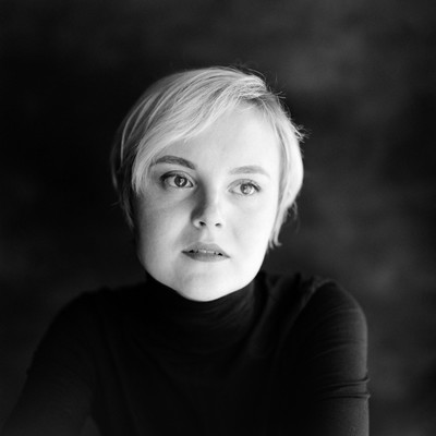» #4/9 « / Liza - Timeless / Blog-Beitrag von <a href="https://sammet.strkng.com/de/">Fotograf Max Sammet</a> / 10.09.2023 12:58 / Portrait