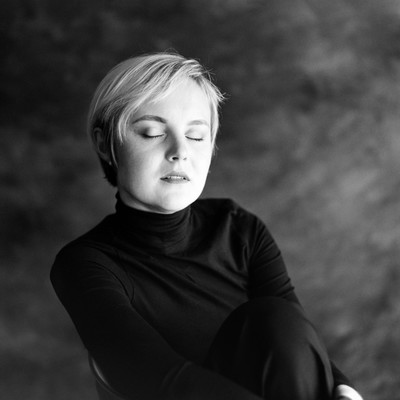 » #6/9 « / Liza - Timeless / Blog-Beitrag von <a href="https://sammet.strkng.com/de/">Fotograf Max Sammet</a> / 10.09.2023 12:58 / Portrait