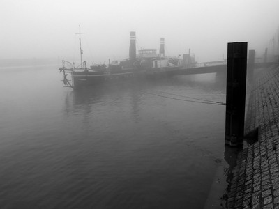 » #1/5 « / Nebel in Ruhrort / Blog post by <a href="https://strkng.com/en/photographer/gernot+schwarz/">Photographer Gernot Schwarz</a> / 2019-12-02 18:26