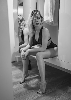 Vanessa / Menschen / portrait,woman,hotel,blackandwhite,availablelight