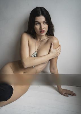 Lara / Nude / nude,sensual,mood,model,woman,indoors,onlocation,availablelight