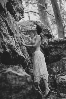 Sabi naturebound / Nude / naturebound,nudeinnature,nudephotography,woman,outdoors,blackandwhitephotography