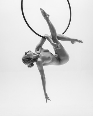Fanny aerial hoop / Nude