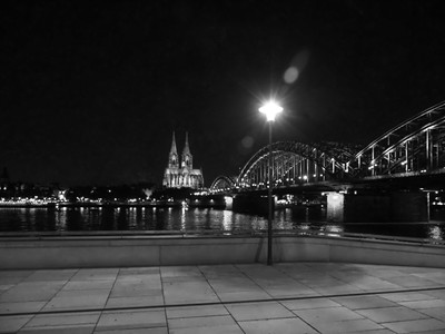 Hohenzollernbrücke mit Dom und Promenade / Schwarz-weiss / nacht,night,köln,cologne,brücke,bridge,promenade,rhein,blackandwhite,blackwhite,blackandwhitephotography