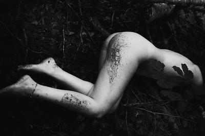 » #3/9 « / Fatima / Blog post by <a href="https://strkng.com/en/photographer/sprache+der+seele/">Photographer Sprache der Seele</a> / 2019-12-29 10:56 / Nude / schwarzweis,sensual,stille,lostplace,frau,woman,outdoor,female