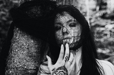 » #5/9 « / Fatima / Blog post by <a href="https://strkng.com/en/photographer/sprache+der+seele/">Photographer Sprache der Seele</a> / 2019-12-29 10:56 / Portrait / schwarzweis,sensual,stille,frau,female,outdoor,blackandwhite,woman