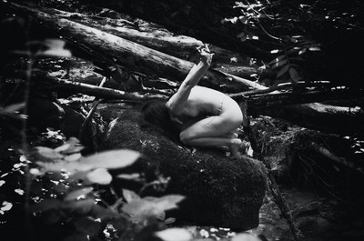 » #6/9 « / Fatima / Blog post by <a href="https://strkng.com/en/photographer/sprache+der+seele/">Photographer Sprache der Seele</a> / 2019-12-29 10:56 / Fine Art / schwarzweis,sensual,stille,frau,female,woman,lostplace,outdoor