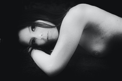 » #7/9 « / Fatima / Blog post by <a href="https://strkng.com/en/photographer/sprache+der+seele/">Photographer Sprache der Seele</a> / 2019-12-29 10:56 / Fine Art / schwarzweis,sensual,stille,frau,female,blackandwhite,portrait,outdoor