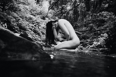 » #8/9 « / Fatima / Blog post by <a href="https://strkng.com/en/photographer/sprache+der+seele/">Photographer Sprache der Seele</a> / 2019-12-29 10:56 / Fine Art / schwarzweis,sensual,stille,blackandwhite,bnw,outdoor,lostplace,frau,female,woman