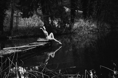 » #5/9 « / Steg 2. / Blog post by <a href="https://strkng.com/en/photographer/sprache+der+seele/">Photographer Sprache der Seele</a> / 2020-01-25 16:30 / Fine Art / schwarzweis,sensual,stille,frau,female,woman,outdoor,blackandwhite