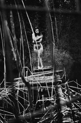 » #7/9 « / Steg 2. / Blog post by <a href="https://strkng.com/en/photographer/sprache+der+seele/">Photographer Sprache der Seele</a> / 2020-01-25 16:30 / Fine Art / schwarzweis,sensual,stille,woman,frau,female,outdoor,blackandwhite