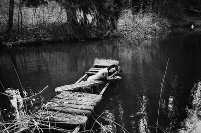 » #9/9 « / Steg 2. / Blog post by <a href="https://strkng.com/en/photographer/sprache+der+seele/">Photographer Sprache der Seele</a> / 2020-01-25 16:30 / Fine Art / schwarzweis,stille,sensual,frau,female,woman,blackandwhite,outdoor