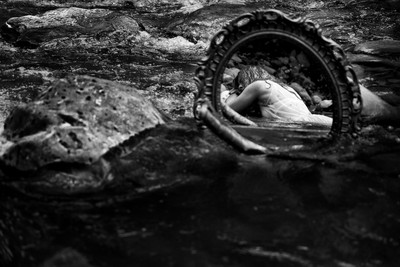 » #1/5 « / Spiegel+Wasser / Blog post by <a href="https://strkng.com/en/photographer/sprache+der+seele/">Photographer Sprache der Seele</a> / 2021-07-08 11:17 / Fine Art / schwarzweis,wasser,spiegel,frau