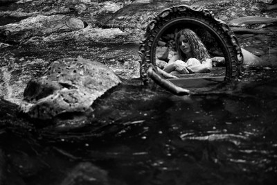 » #2/5 « / Spiegel+Wasser / Blog post by <a href="https://strkng.com/en/photographer/sprache+der+seele/">Photographer Sprache der Seele</a> / 2021-07-08 11:17 / Fine Art / schwarzweis,wasser,Frau,spiegel