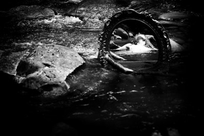 » #3/5 « / Spiegel+Wasser / Blog post by <a href="https://strkng.com/en/photographer/sprache+der+seele/">Photographer Sprache der Seele</a> / 2021-07-08 11:17 / Fine Art / schwarzweis,sensual,Frau,wasser,stille