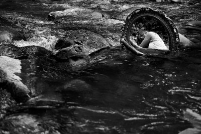 » #5/5 « / Spiegel+Wasser / Blog post by <a href="https://strkng.com/en/photographer/sprache+der+seele/">Photographer Sprache der Seele</a> / 2021-07-08 11:17 / Fine Art / schwarzweis,sensual,stille,frau,wasser