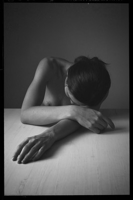 1. / Nude / table,woman,portrait,hands,beauty,naturallight,gray