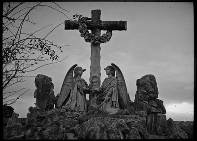 » #4/9 « / Cemetery / Cimetière / Friedhof / Blog post by <a href="https://strkng.com/en/photographer/j222r/">Photographer J222R</a> / 2020-04-10 08:59