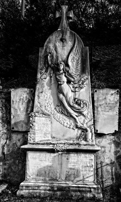 » #8/9 « / Cemetery / Cimetière / Friedhof / Blog post by <a href="https://strkng.com/en/photographer/j222r/">Photographer J222R</a> / 2020-04-10 08:59